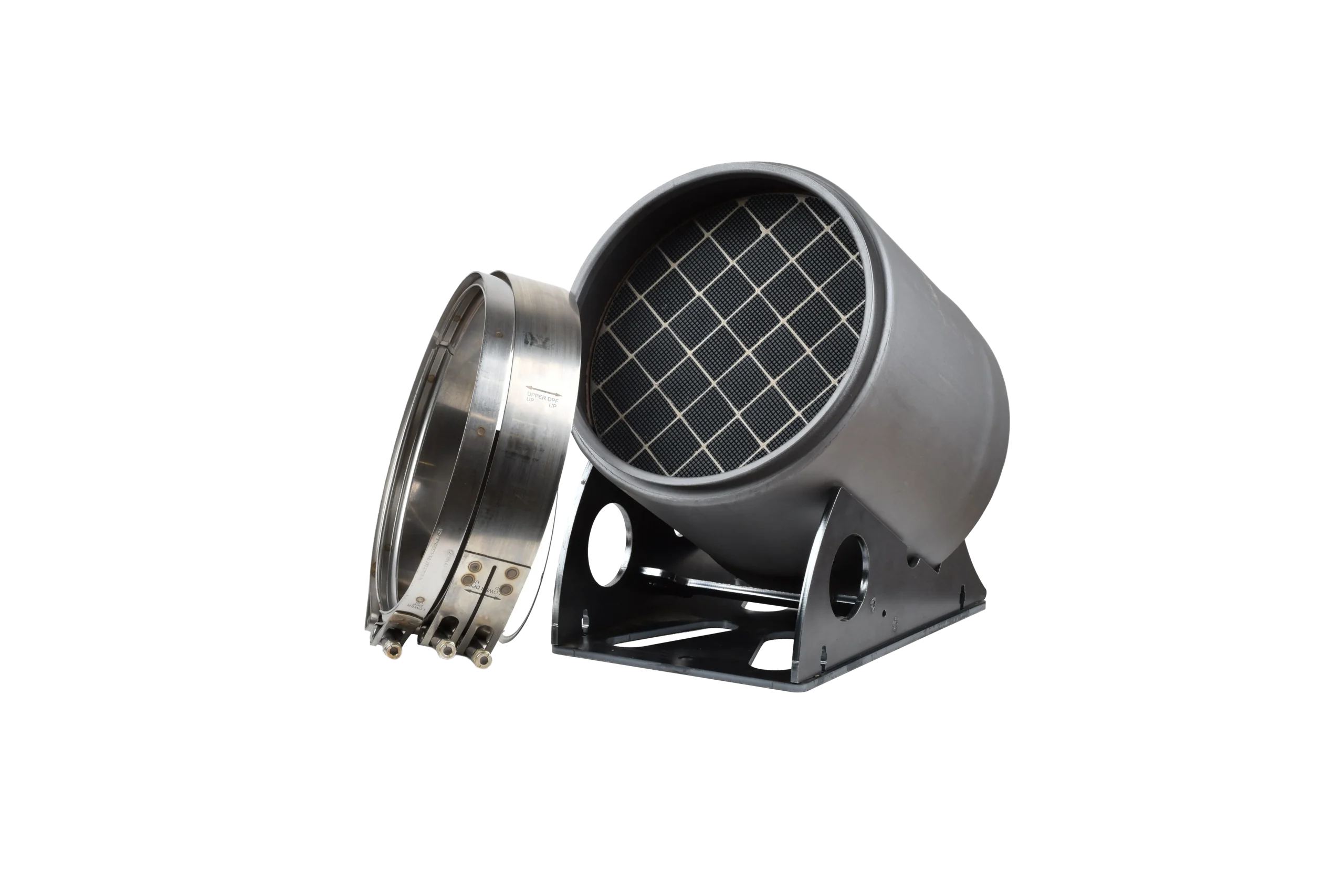 Ein zylindrischer Industriefilter mit einer Vorderseite im Gittermuster steht auf einem Metallsockel neben einer separat platzierten Metallklemme, alles vor einem schlichten weißen Hintergrund.